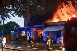 Nhà kho giữa khu dân cư ở TP.HCM bốc cháy ngùn ngụt