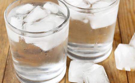Uống nước lạnh hay nước ấm tốt cho sức khỏe của bạn hơn?