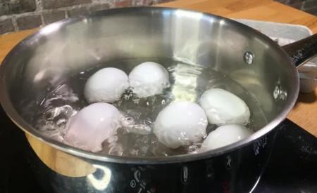 Luộc trứng nên dùng nước nóng hay nước lạnh?